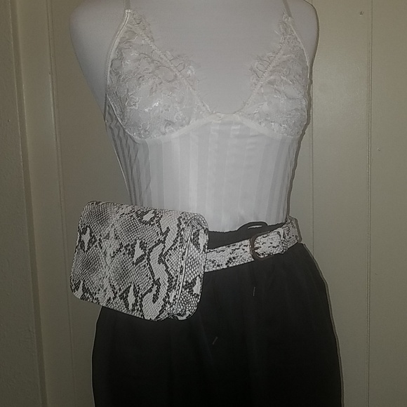 Faux Leather Snakeskin Belt Bag - Picture 3 of 8